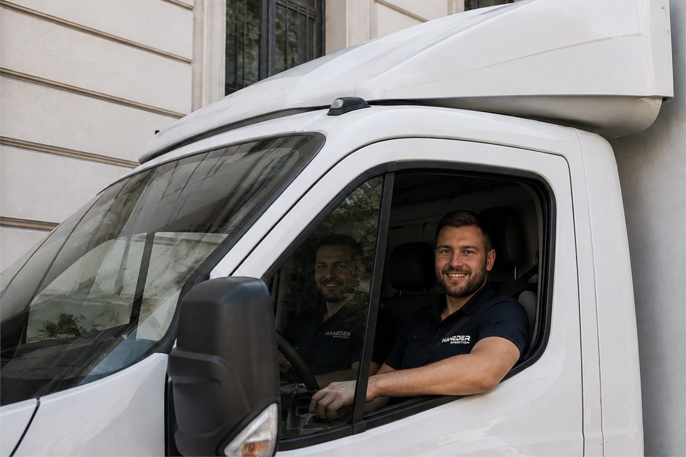 Fahrer im Transporter kurz vor der Ausfahrt