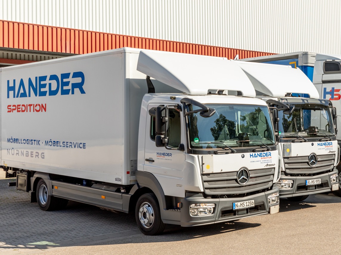 Zwei Atego der HANEDER Möbellogistik Nürnberg auf dem Hof